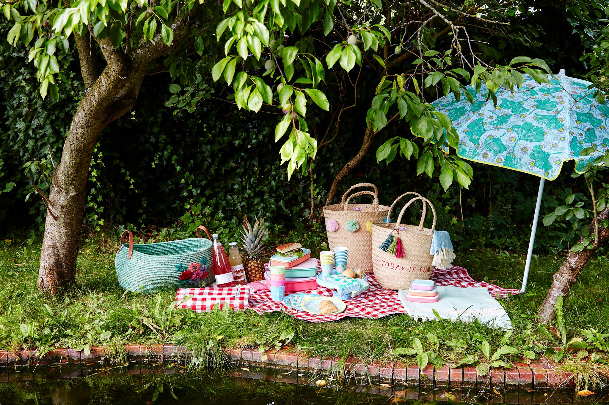 Rice DK Raffia Basket Leaves and Flower print melamine SS17 picnic